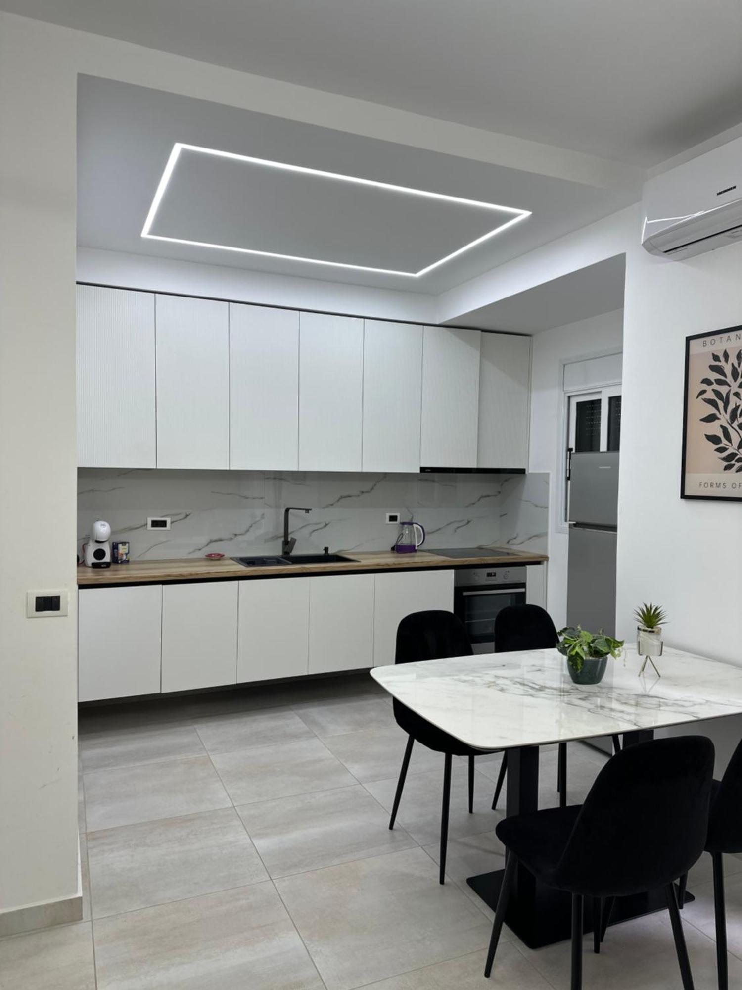 Lungomare Luxury Sea View Apartaments Вльора Екстер'єр фото
